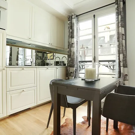 Prestige Tour Eiffel Apartment *